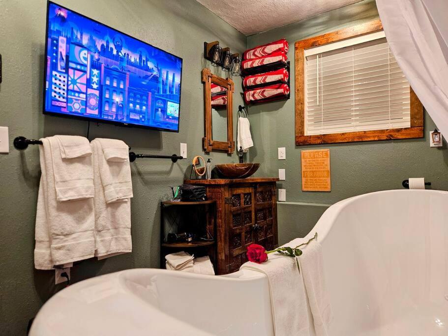 Private Cabin- Breakfast - Double Tub - 75In Tv - Sup - Washer Dryer - Bbq West Point Exteriér fotografie
