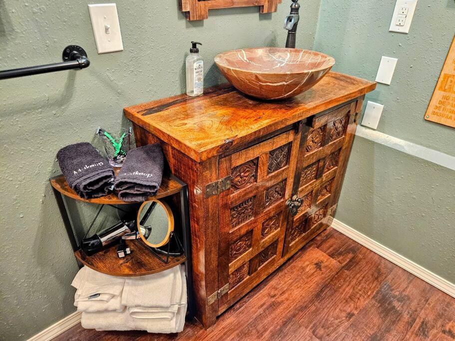 Private Cabin- Breakfast - Double Tub - 75In Tv - Sup - Washer Dryer - Bbq West Point Exteriér fotografie